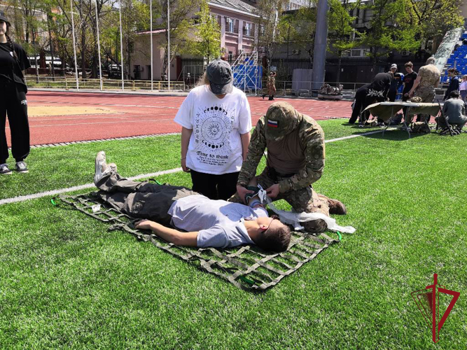 Сотрудники СОБР во Владивостоке стали инструкторами военно-патриотической игры «День на передовой»