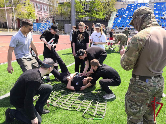 Сотрудники СОБР во Владивостоке стали инструкторами военно-патриотической игры «День на передовой»