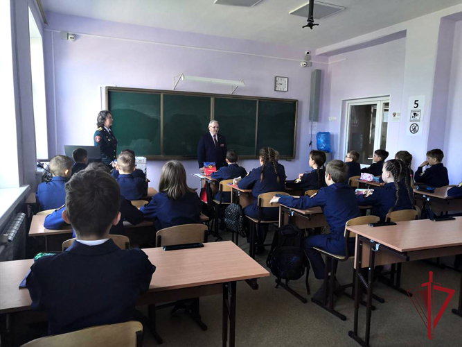 В Приморье росгвардейцы поздравили кадетов с окончанием учебного года