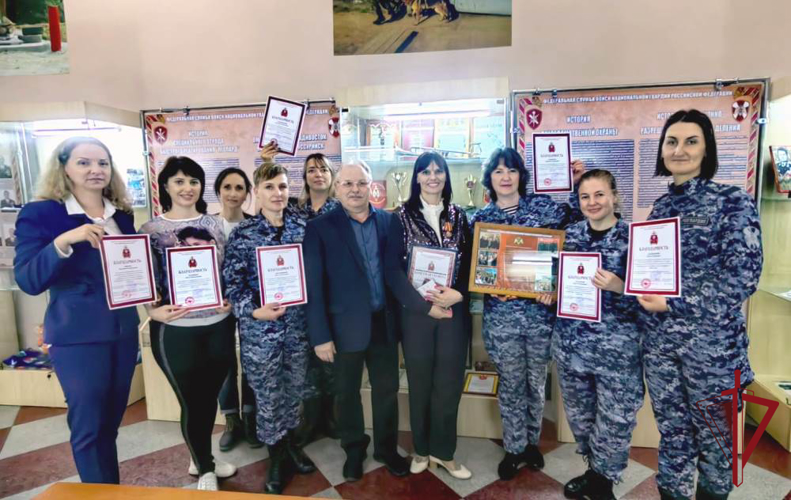 Творческому ансамблю «Приморочка» вручили грамоты за участие в финале смотра-конкурса Росгвардии «Солдаты антитеррора»  