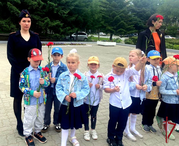 Накануне Дня памяти и скорби росгвардейцы провели патриотический урок для юных жителей Большого Камня  