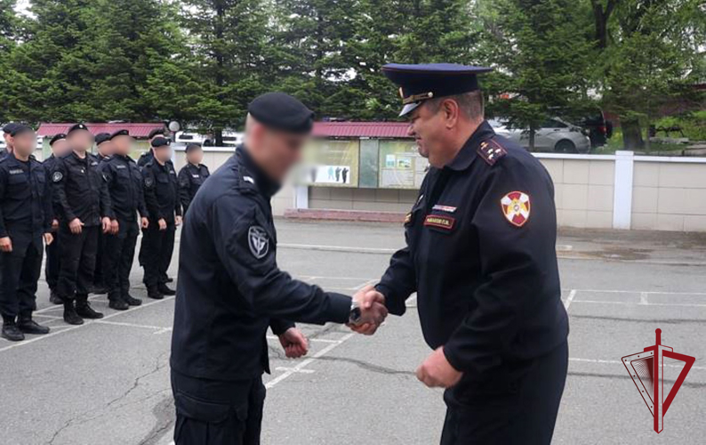 Во Владивостоке впервые прошла церемония вручения Знака отличия ОМОН