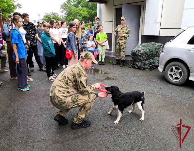 Юные кинологи Владивостока познакомились со службой в ОМОН «Восток»