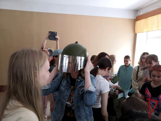 Юные кинологи Владивостока познакомились со службой в ОМОН «Восток»