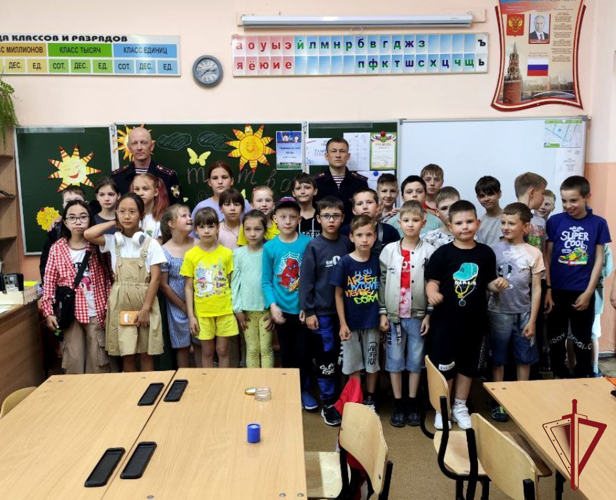 В Уссурийске росгвардейцы провели урок мужества в рамках акции «Каникулы с Росгвардией»  