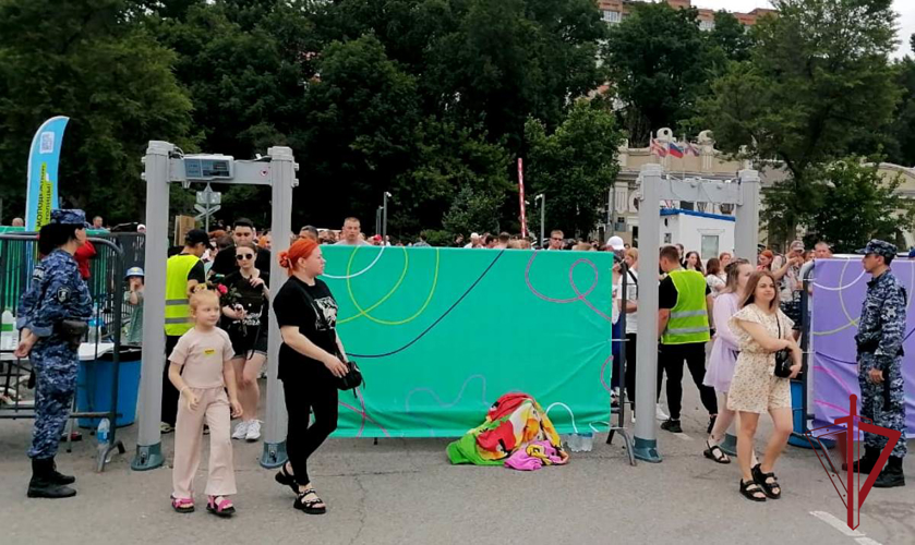Во Владивостоке сотрудники вневедомственной охраны обеспечили безопасность граждан во время праздничных мероприятий  
