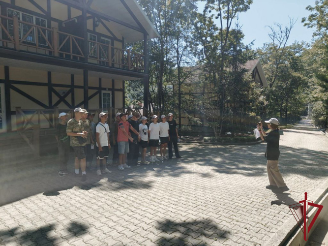 Сотрудники ОМОН во Владивостоке организовали для участников профильной смены «Юные гвардейцы» квест по территории детского лагеря  