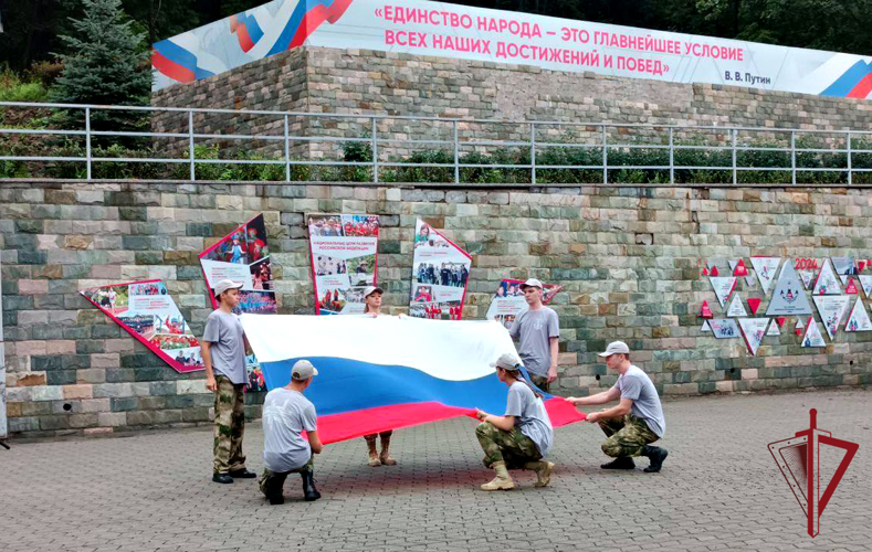 Росгвардейцы в Приморье приняли участие в серии мероприятий, посвященных Дню флага России  