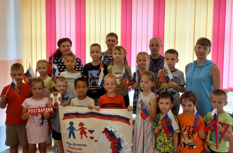Росгвардейцы в Приморье приняли участие в серии мероприятий, посвященных Дню флага России  
