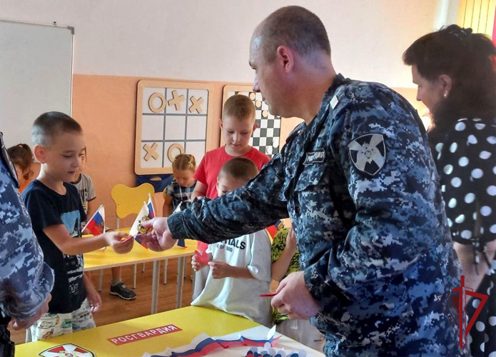 Росгвардейцы в Приморье приняли участие в серии мероприятий, посвященных Дню флага России  