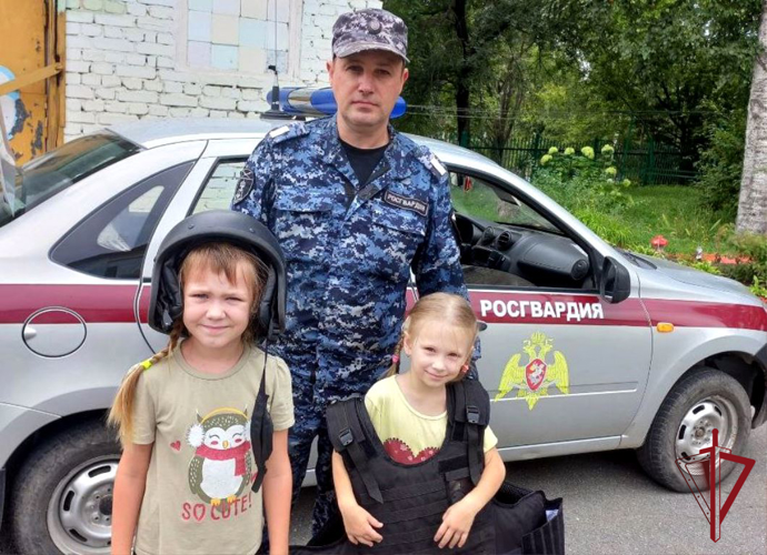 Росгвардейцы в Приморье приняли участие в серии мероприятий, посвященных Дню флага России  