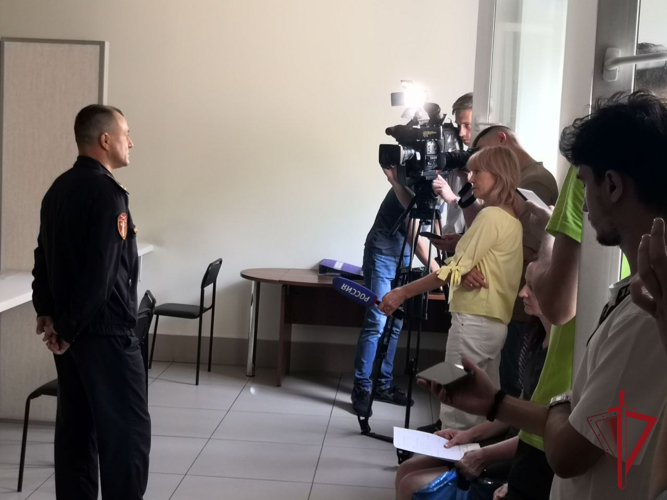 Во Владивостоке росгвардейцы провели пресс-тур в Центр лицензионно-разрешительной работы   