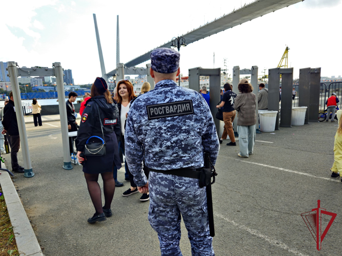 Росгвардейцы во Владивостоке на Дне тигра помогли найти потерявшегося ребенка