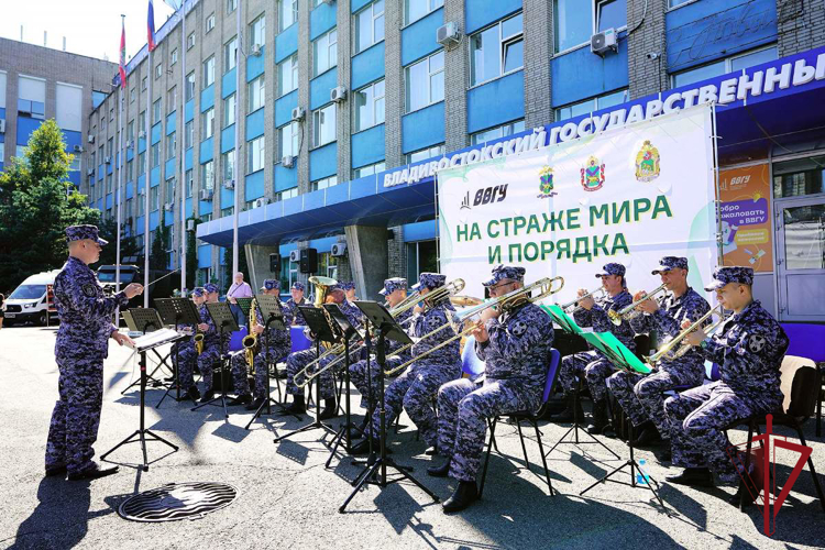 Во Владивостоке росгвардейцы приняли участие в фестивале профессий «На страже мира и порядка»