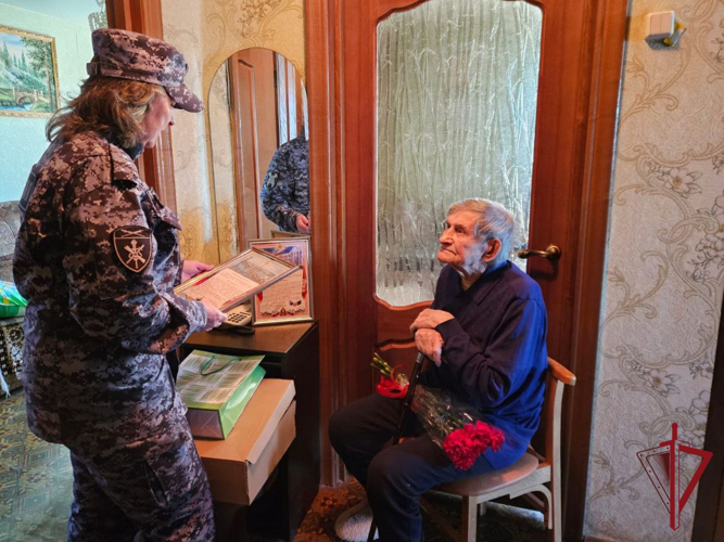 Росгвардейцы поздравили ветерана Великой Отечественной войны Андрея Васильевича Божко с 98-летием