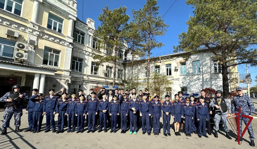 Для школьников и студентов Уссурийска сотрудники Росгвардии провели день открытых дверей