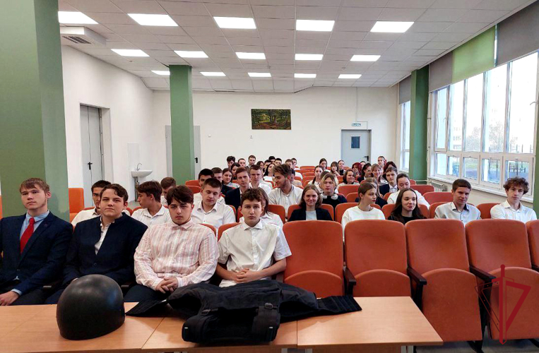 В Большом Камне офицеры Росгвардии встретились с выпускниками школы
