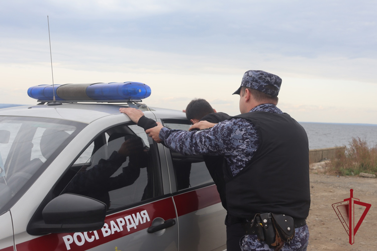 Сотрудники Росгвардии в Приморье задержали подозреваемого в совершении поджога машины