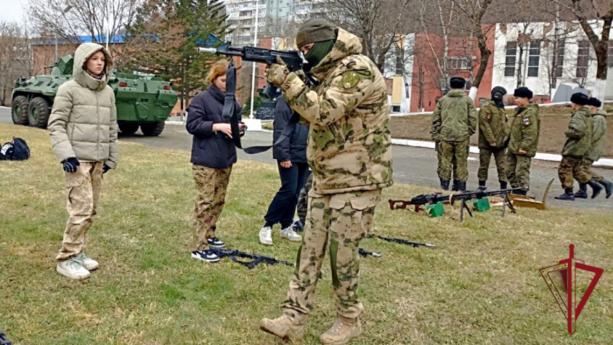 Во Владивостоке сотрудники СОБР стали инструкторами в военно-патриотической игре