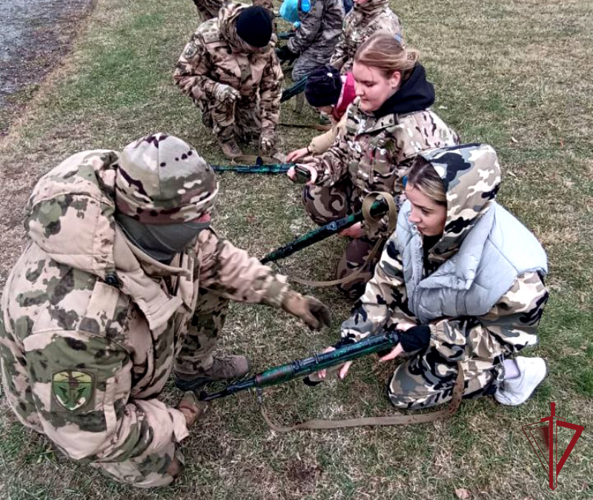 Во Владивостоке сотрудники СОБР стали инструкторами в военно-патриотической игре