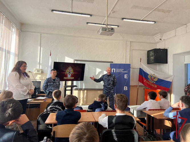 В Уссурийске сотрудники вневедомственной охраны провели урок правовой грамотности и рассказали о Дне герба Российской Федерации