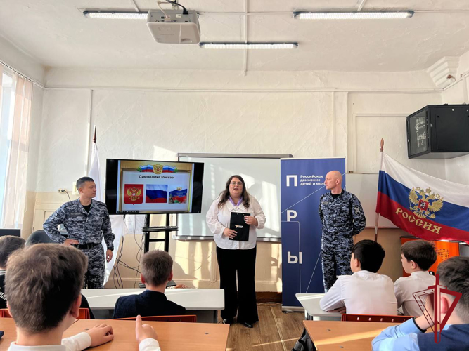 В Уссурийске сотрудники вневедомственной охраны провели урок правовой грамотности и рассказали о Дне герба Российской Федерации