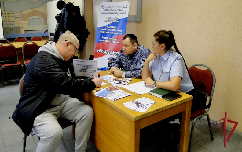 Сотрудники вневедомственной охраны Приморского края приняли участие в ярмарке вакансий силовых структур  