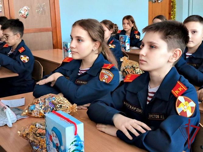 Подарки от Деда Мороза вручили наставники-росгвардейцы кадетам из Уссурийска