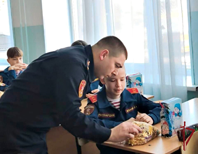 Подарки от Деда Мороза вручили наставники-росгвардейцы кадетам из Уссурийска