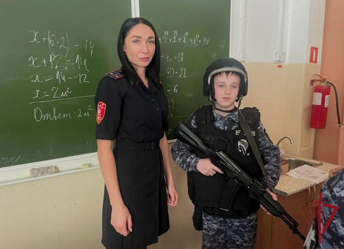 Во Владивостоке кадетам Росгвардии рассказали о дисциплине