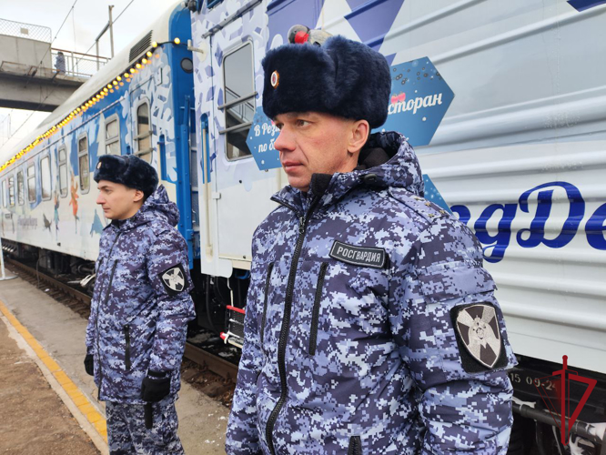 Сотрудники Росгвардии обеспечили безопасность встречи «Поезда Деда Мороза» в Приморском крае