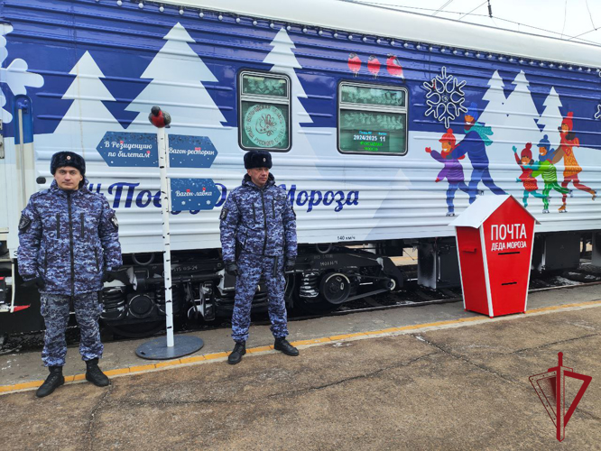 Сотрудники Росгвардии обеспечили безопасность встречи «Поезда Деда Мороза» в Приморском крае