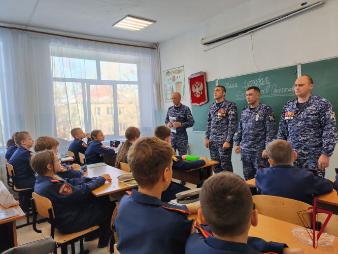 В Уссурийске кадетам Росгвардии рассказали о Дне Героев Отечества