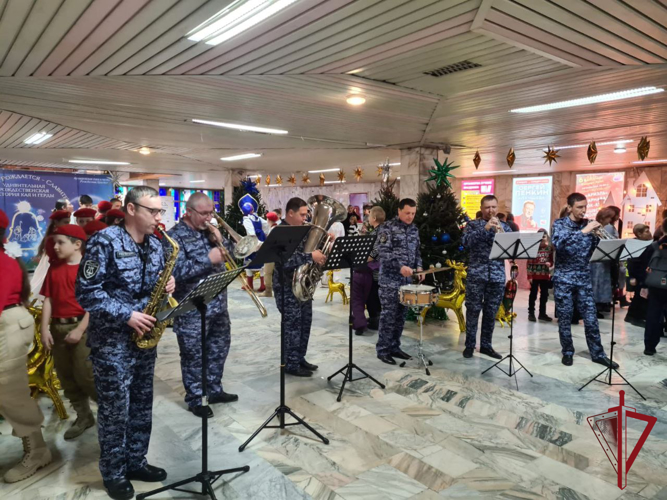 Во Владивостоке при участии росгвардейского оркестра прошла митрополичья ёлка