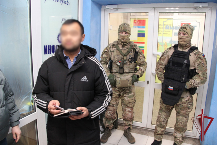 Сотрудники ОМОН во Владивостоке приняли участие в совместном рейде по выявлению незаконных мигрантов