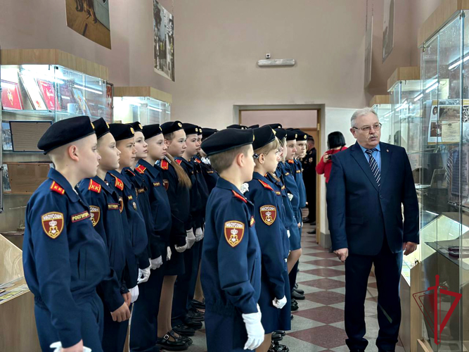 Во Владивостоке ученикам класса Росгвардии из Уссурийска вручили удостоверения кадета