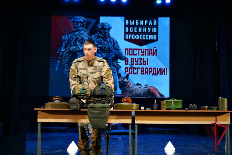 В Приморском крае сотрудники ОМОН провели профориентационный урок для будущих выпускников