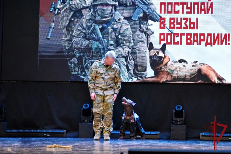 В Приморском крае сотрудники ОМОН провели профориентационный урок для будущих выпускников