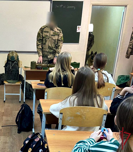 Во Владивостоке росгвардейцы рассказали школьникам о работе кинологов и взрывотехников