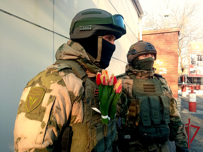 Цветы, концерт и теплые пожелания: росгвардейцы в Приморье поздравили женщин-коллег с 8 Марта