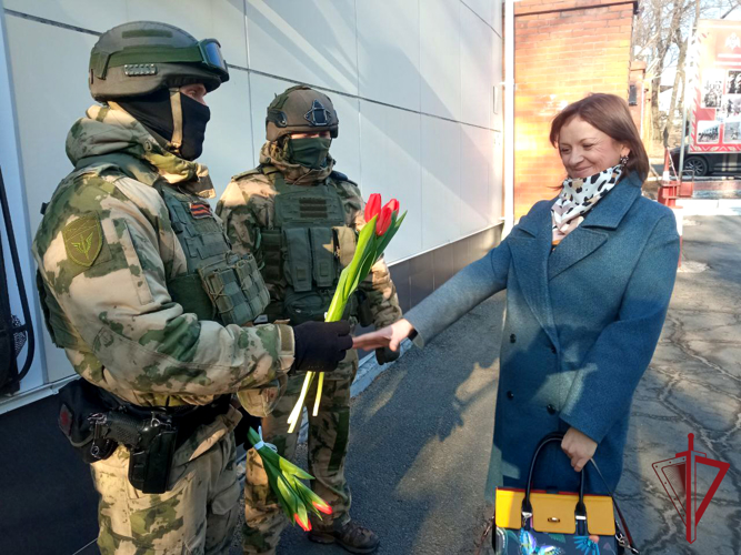 Цветы, концерт и теплые пожелания: росгвардейцы в Приморье поздравили женщин-коллег с 8 Марта