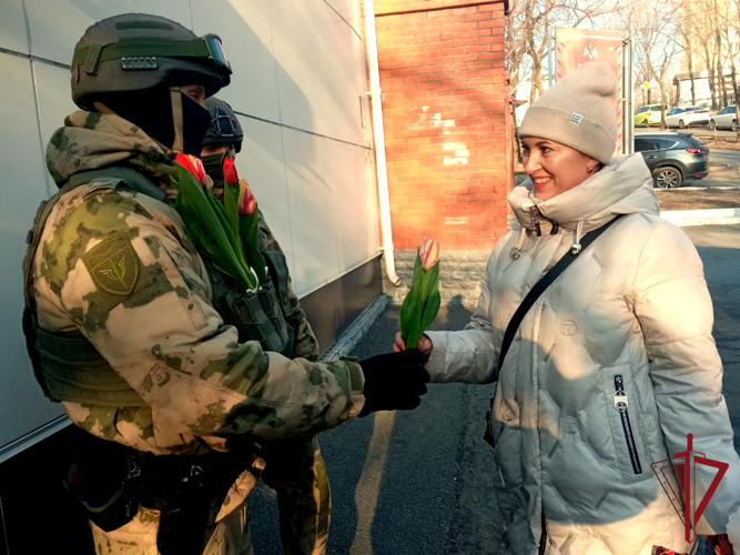 Цветы, концерт и теплые пожелания: росгвардейцы в Приморье поздравили женщин-коллег с 8 Марта