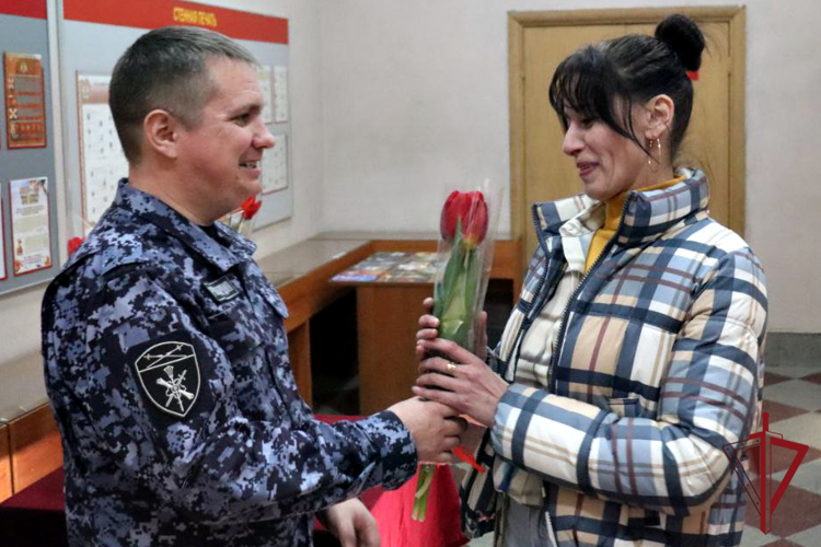 Цветы, концерт и теплые пожелания: росгвардейцы в Приморье поздравили женщин-коллег с 8 Марта