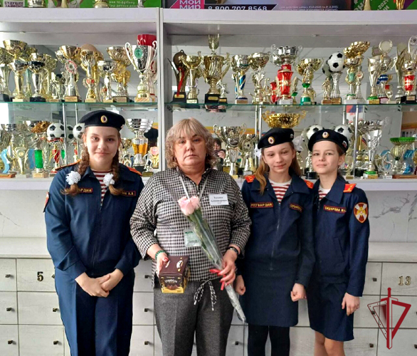 Кадеты Росгвардии из Уссурийска поддержали всероссийскую акцию «Цветы мамам Героев»