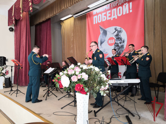 С 8 Марта поздравили росгвардейцы женщин из владивостокского дома-интерната