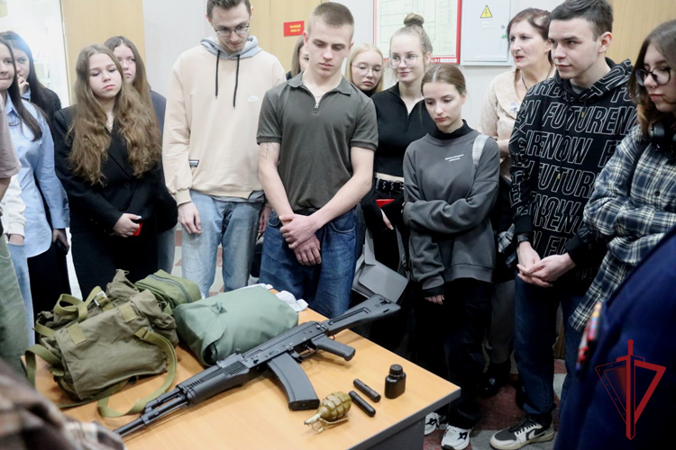 Во Владивостоке студенты Приморского политехнического колледжа побывали в гостях у росгвардейцев