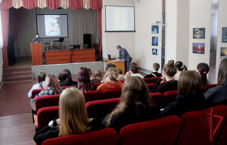 Во Владивостоке студенты Приморского политехнического колледжа побывали в гостях у росгвардейцев