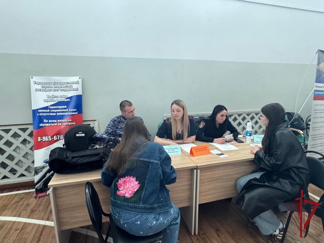 Во Владивостоке росгвардейцы приняли участие в «Кадровом форуме 2025»