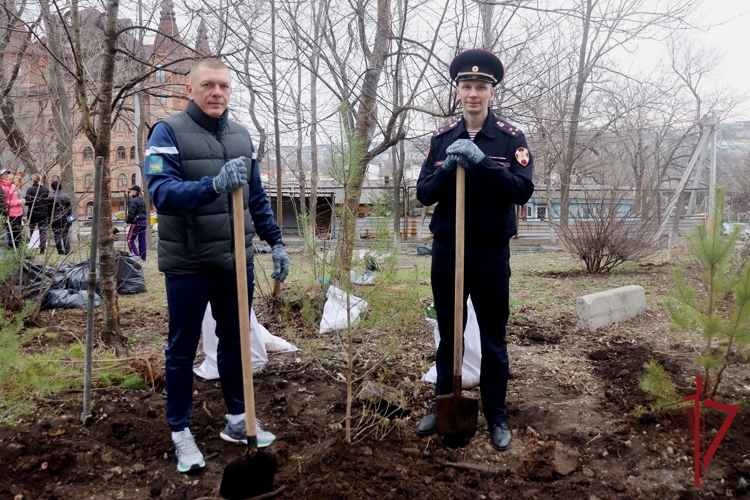 Росгвардейцы во Владивостоке присоединились к общегородскому субботнику