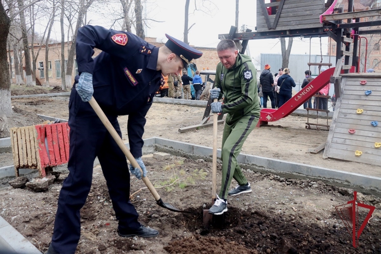 Росгвардейцы во Владивостоке присоединились к общегородскому субботнику